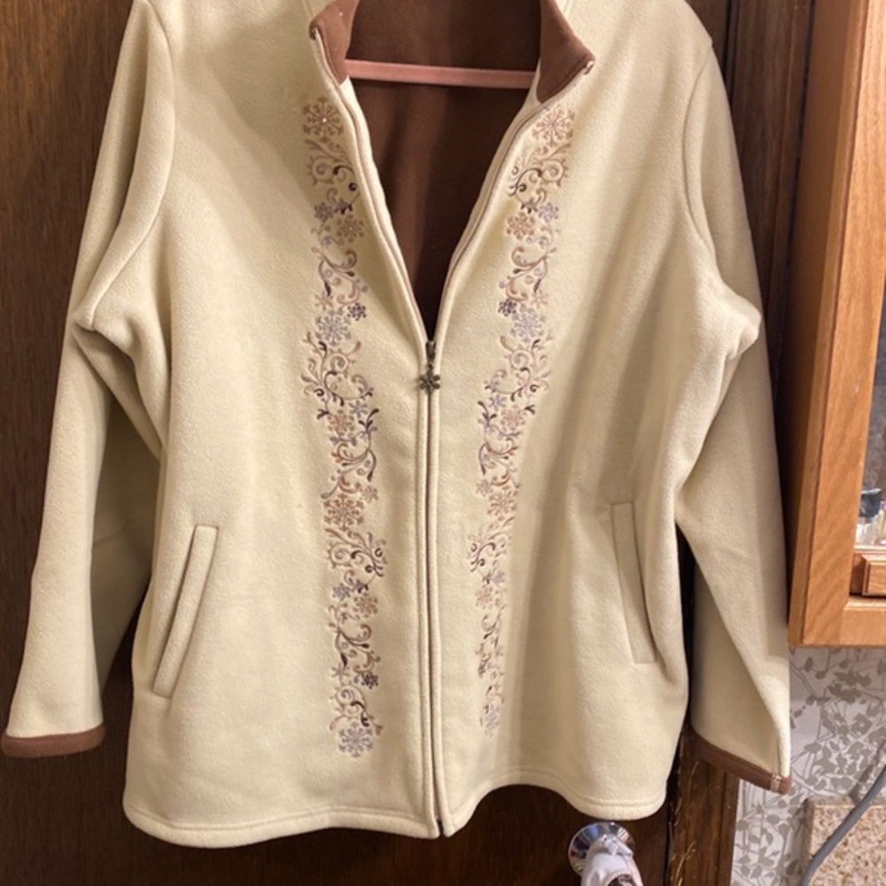 Cream with dark brown fleece like zip up jacket .EUC SIZE  1X
